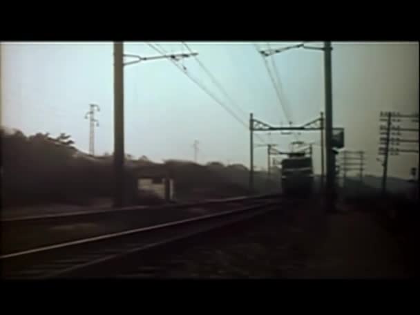电动列车通过农村地区 — 图库视频影像