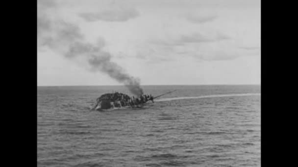 Navio Guerra Afundando Explodindo Oceano Década 1940 — Vídeo de Stock