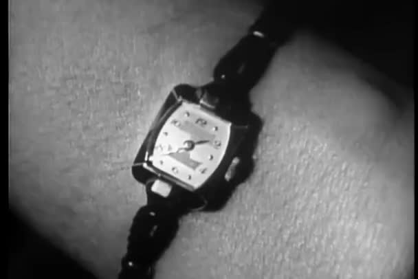 여자의 시계의 클로즈업 — 비디오