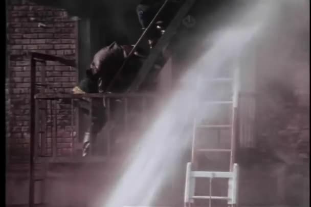 Bombeiros Resgatando Vítima Escada Incêndio Prédio Chamas — Vídeo de Stock