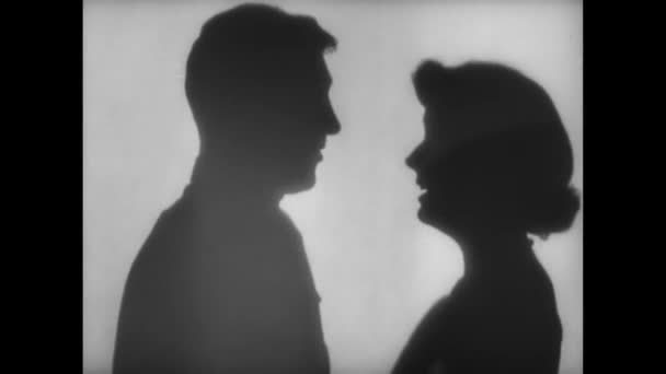 歌と日陰の背後にあるキスのカップルのシルエット — ストック動画