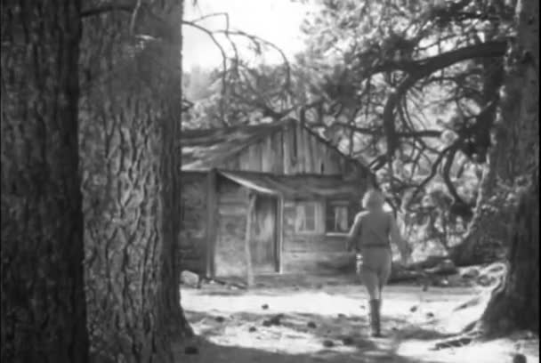 Visão Traseira Mulher Caminhando Para Cabine Floresta Década 1930 — Vídeo de Stock