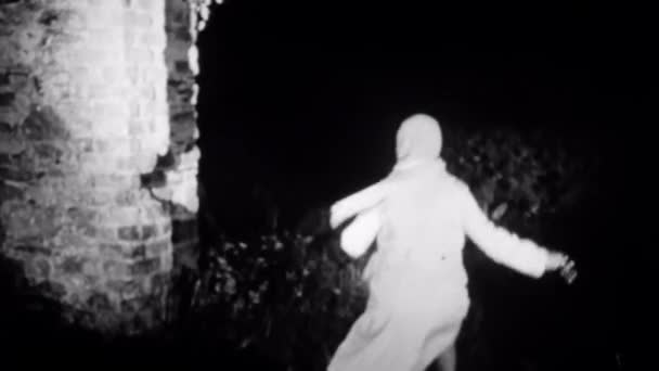 Kobieta Przebiegająca Nocą Obok Opuszczonego Budynku — Wideo stockowe