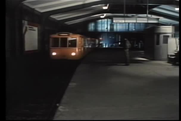 在城市背景下到达车站的火车 — 图库视频影像