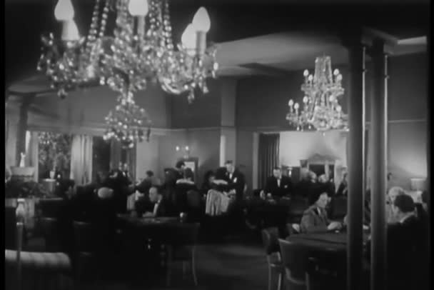 Άνθρωποι Που Παίζουν Ρουλέτα Στο Καζίνο 1940 — Αρχείο Βίντεο