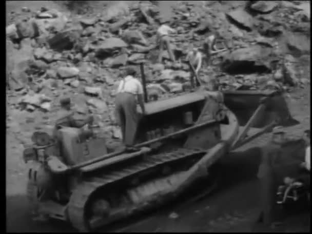 ブルドーザーの労働者は鉱山に 1950 年代を破損しています — ストック動画