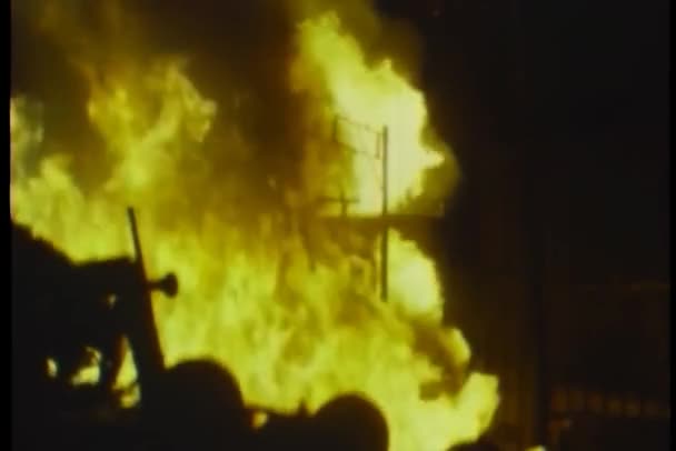 Tfaiyeciler Arka Planda Yangın Yerine Geliyor — Stok video