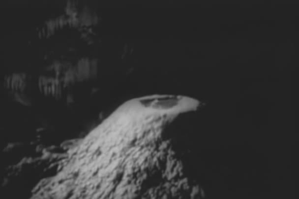 Tropfendes Wasser Aus Tropfsteinen Höhle 1950Er Jahre — Stockvideo