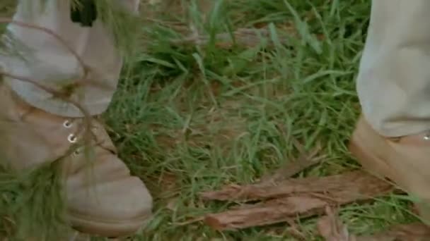 Ormandaki Yerden Kırık Gözlük 1980 Lerde Tespit Adam — Stok video