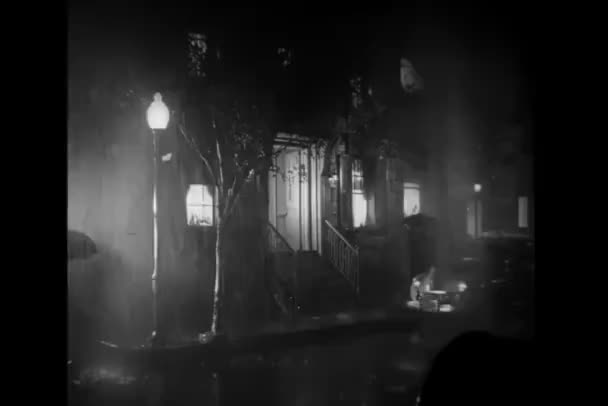 Táxi Estacionando Frente Casa Noite Chuvosa Táxi Dos Anos 1940 — Vídeo de Stock
