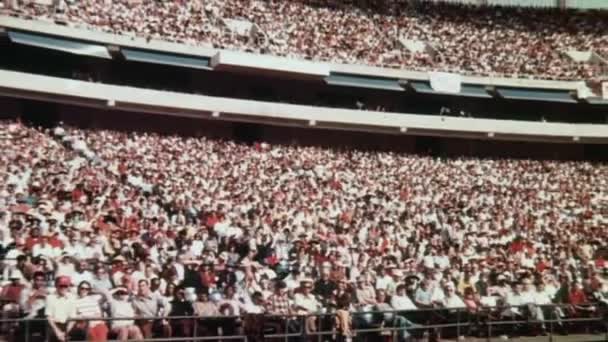 Tempo Lapse Colpo Folla Guardando Cheerleaders Allo Stadio — Video Stock
