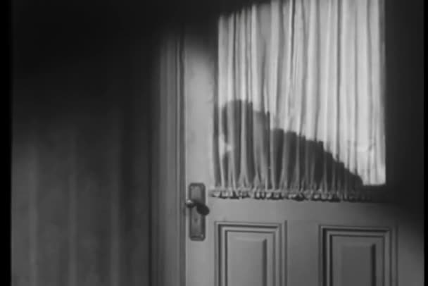 Тінь Таємничої Людини Відкриває Вхідні Двері — стокове відео