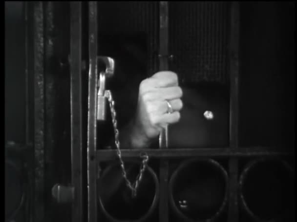Donna Preoccupata Bloccato Dietro Cancello Chiuso 1960 — Video Stock
