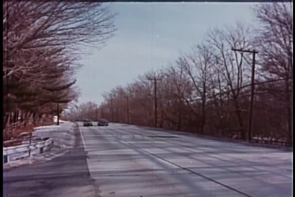 国でより小さい道路に主要道路をオフ駆動車 — ストック動画