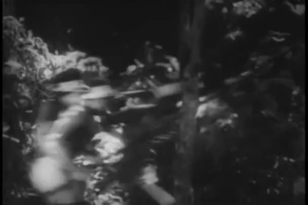 土著战士在丛林里奔跑 — 图库视频影像