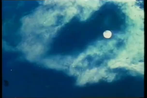 月亮在云彩后面的影像 — 图库视频影像