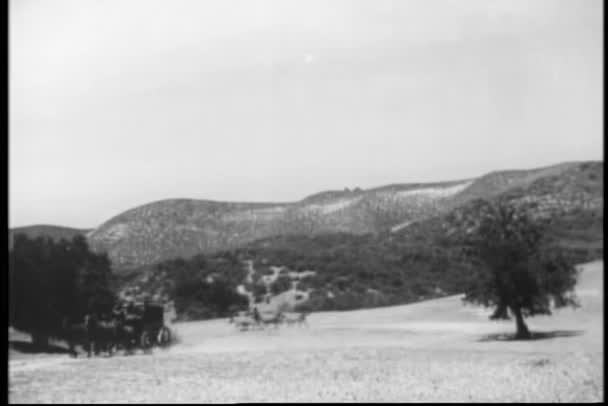 Stagecoaches 赛跑穿过平原 二十世纪三十年代 — 图库视频影像