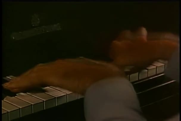 Närbild Händer Spelar Piano Panorering Upp Till Noter — Stockvideo