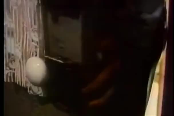 武装的男人拿着枪慢慢的打开门 — 图库视频影像