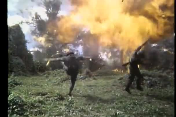 Widok Tyłu Eksplozji Burzenie Żołnierzy — Wideo stockowe
