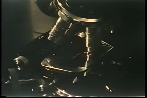 Közelkép Kéz Forgó 1970 Mikroszkóp Háttérben Közelről — Stock videók