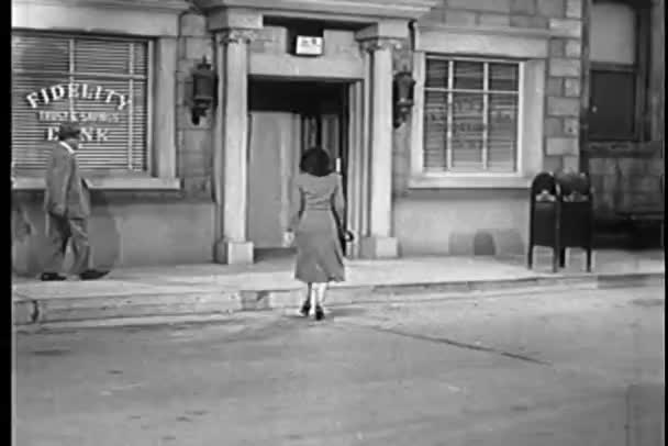 Visão Traseira Mulher Entrando Banco Como Caminhão Brinks Chega 1950 — Vídeo de Stock