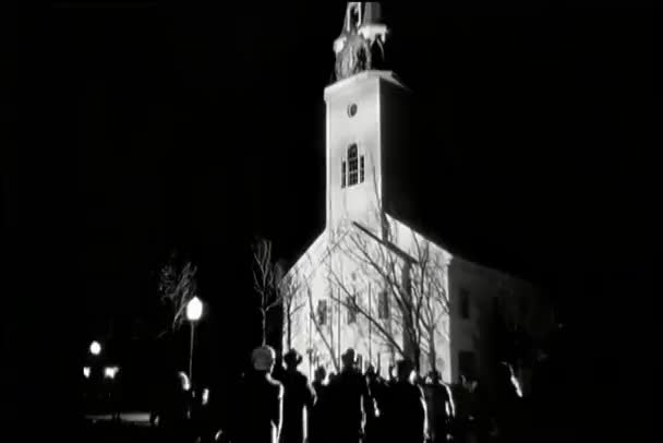 Vista Trasera Multitud Corriendo Iglesia Por Noche — Vídeo de stock