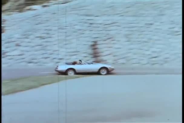 两辆车通过山腰公路超速驾驶 — 图库视频影像