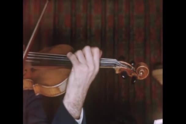 背景上拉小提琴的男人的特写 — 图库视频影像