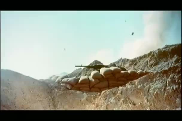 Soldado Atrás Sacos Areia Esquivando Bomba — Vídeo de Stock