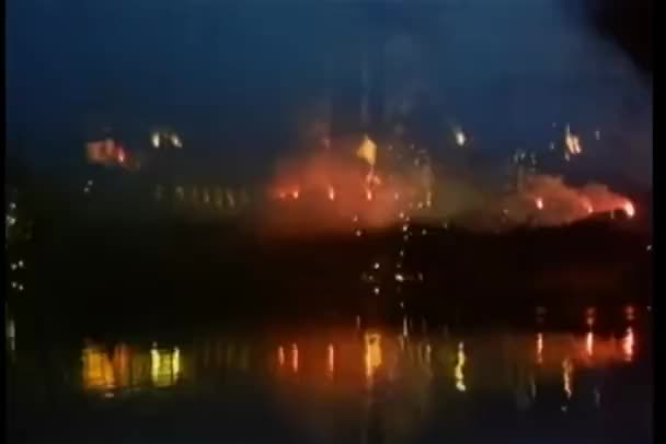 Feuerwerk Spiegelt Sich Fluss — Stockvideo