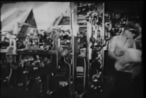 Montaż Mężczyzn Pracujących Fabryce Drukowania — Wideo stockowe