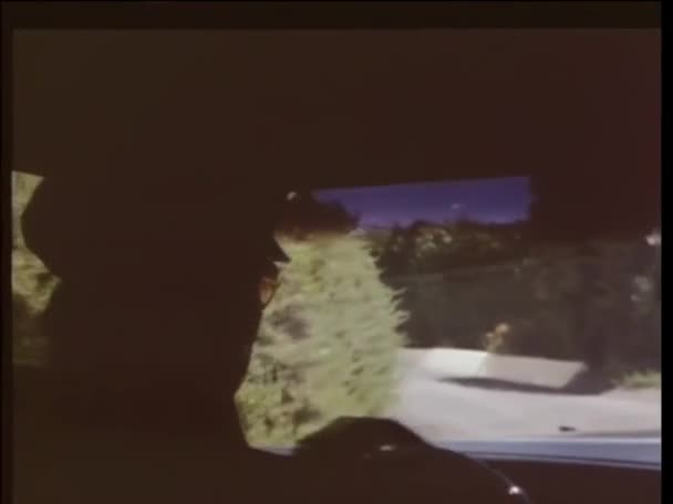 運転する運転手の自動車 1970年代のリアビュー — ストック動画