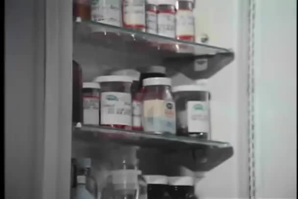 Schwenken Inneren Des Medizinschränkchens Badezimmer — Stockvideo