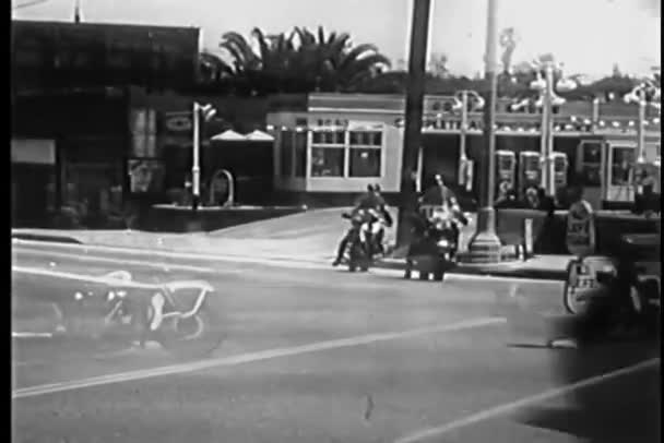 Montaż Policji Motocyklowej Samochodów Pogrzebowych Drogach — Wideo stockowe