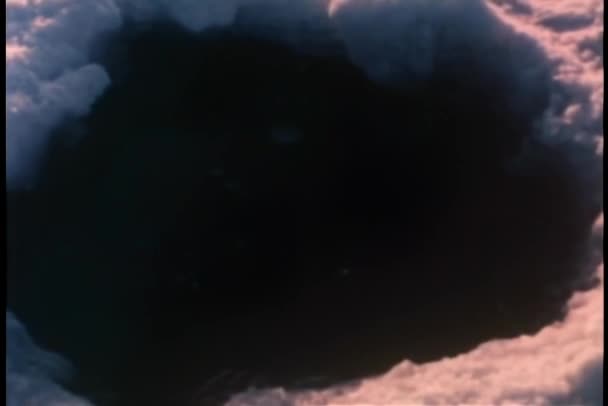 Detail Osoby Plnící Kbelík Vodou Ledu Díry — Stock video
