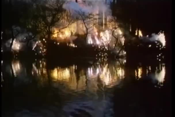 Große Aufnahme Von Feuerwerkskörpern Die Sich Fluss Spiegeln — Stockvideo