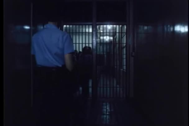 Вид Ззаду Перевірки Тюремного Язнення Язнених — стокове відео