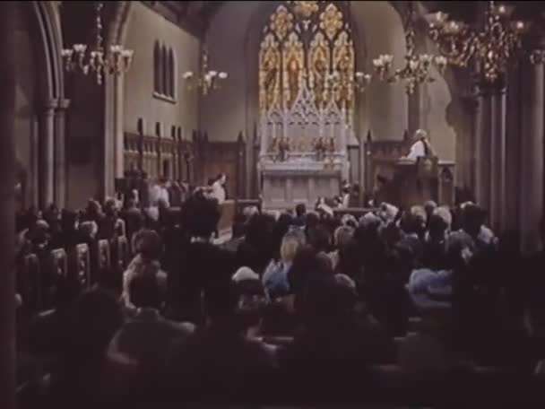Vue Arrière Congrégation Debout Dans Église Années 1940 — Video