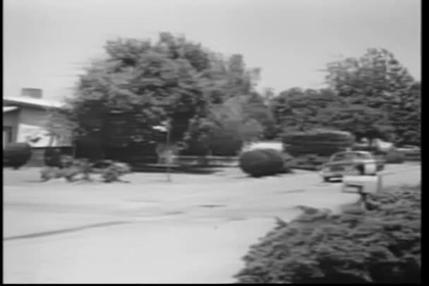 赶紧郊区街上的警察车 — 图库视频影像