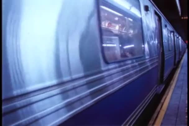 火车拉出纽约城地铁站 — 图库视频影像