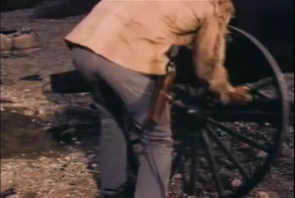 Nachstellung Eines Cowboys Der Räder Aus Einer Kaputten Postkutsche Entfernt — Stockvideo