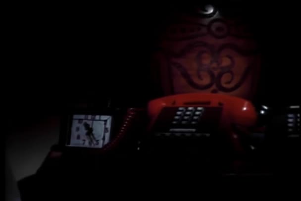 Persona Encendiendo Lámpara Recogiendo Receptor Teléfono — Vídeo de stock
