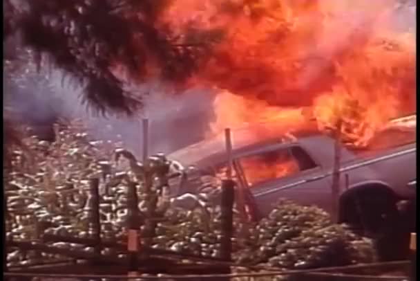 Έκρηξη Αυτοκινήτου Στο Δρόμο — Αρχείο Βίντεο