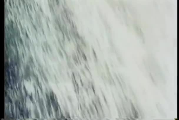 美丽的瀑布和流过岩石的溪流 — 图库视频影像