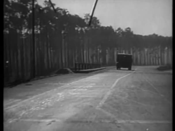 Οδοφράγματα Χαμηλωμένα Μπροστά Από Στρατιωτικό Φορτηγό 1940 — Αρχείο Βίντεο