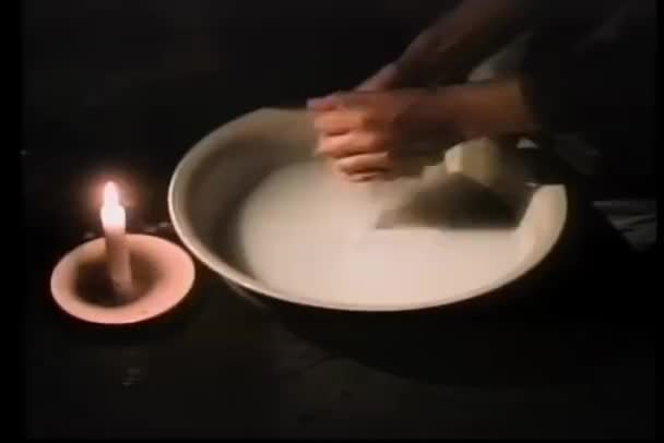 扭出盆地抹布的蜡烛光的手的特写 — 图库视频影像