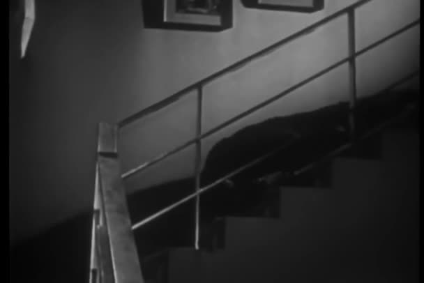 Άνθρωπος Πέσει Κάτω Σκάλα Που Κρατούσε Barware — Αρχείο Βίντεο
