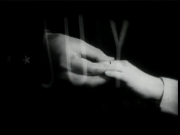 男人在女人的手指上放置戒指 作为几个月通过从 年代的蒙太奇 — 图库视频影像