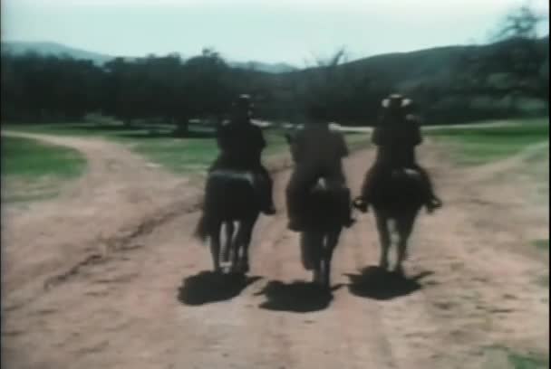 Três Homens Cavalo Percorrer Caminhos Separados Anos — Vídeo de Stock